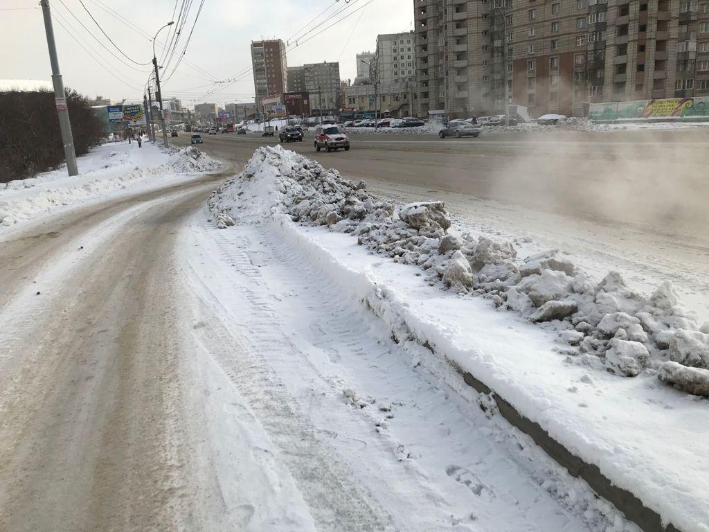 Фото «Пора Варламова вызывать!»: в Новосибирске на обочинах дорог выросли снежные кучи 3